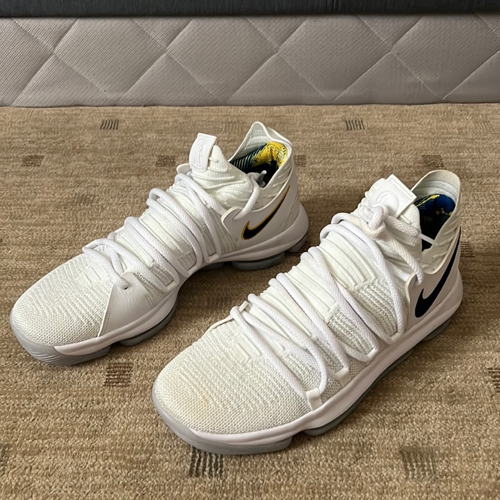 Brand new never worn Kevin Durants size 11.